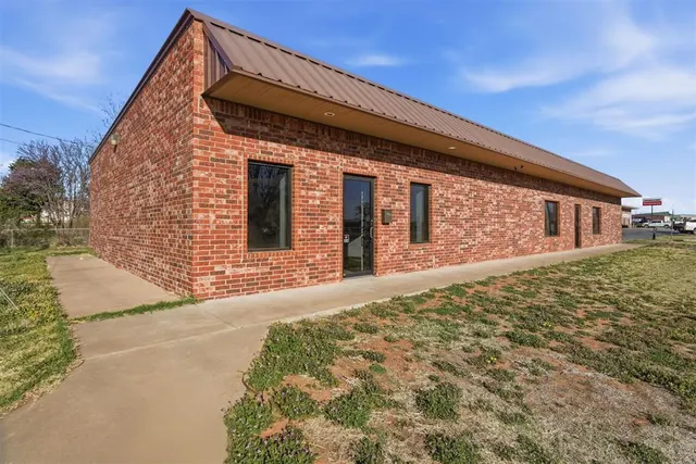 Photo 7 — 416 N 4th Street, Clinton, OK 73601