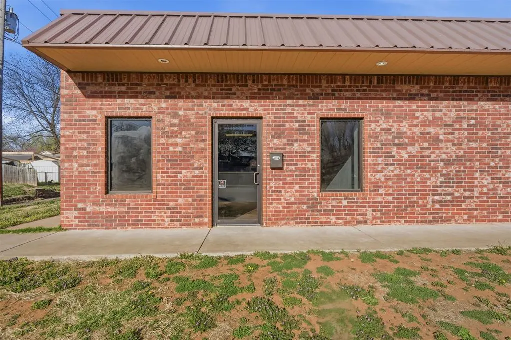 Photo 8 — 416 N 4th Street, Clinton, OK 73601