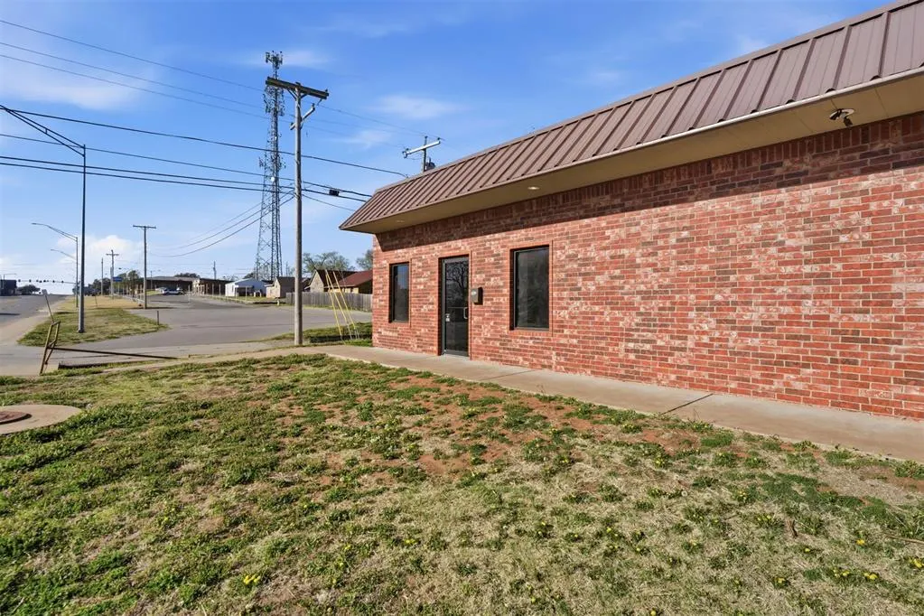 Photo 9 — 416 N 4th Street, Clinton, OK 73601