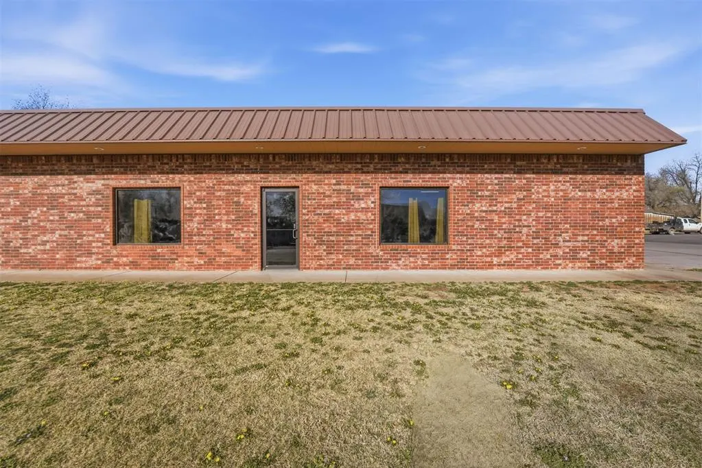 Photo 10 — 416 N 4th Street, Clinton, OK 73601