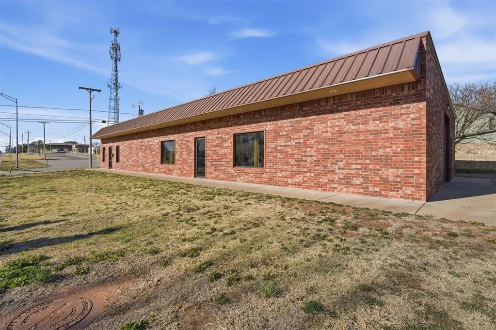 Photo 11 — 416 N 4th Street, Clinton, OK 73601