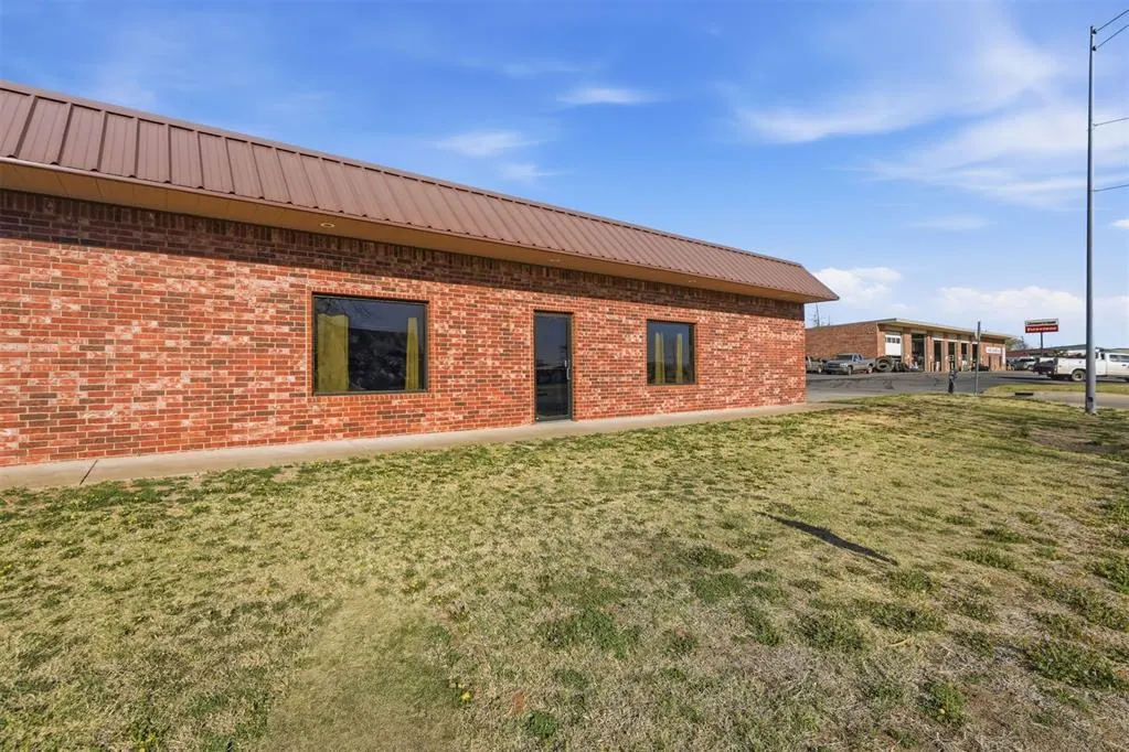 Photo 12 — 416 N 4th Street, Clinton, OK 73601