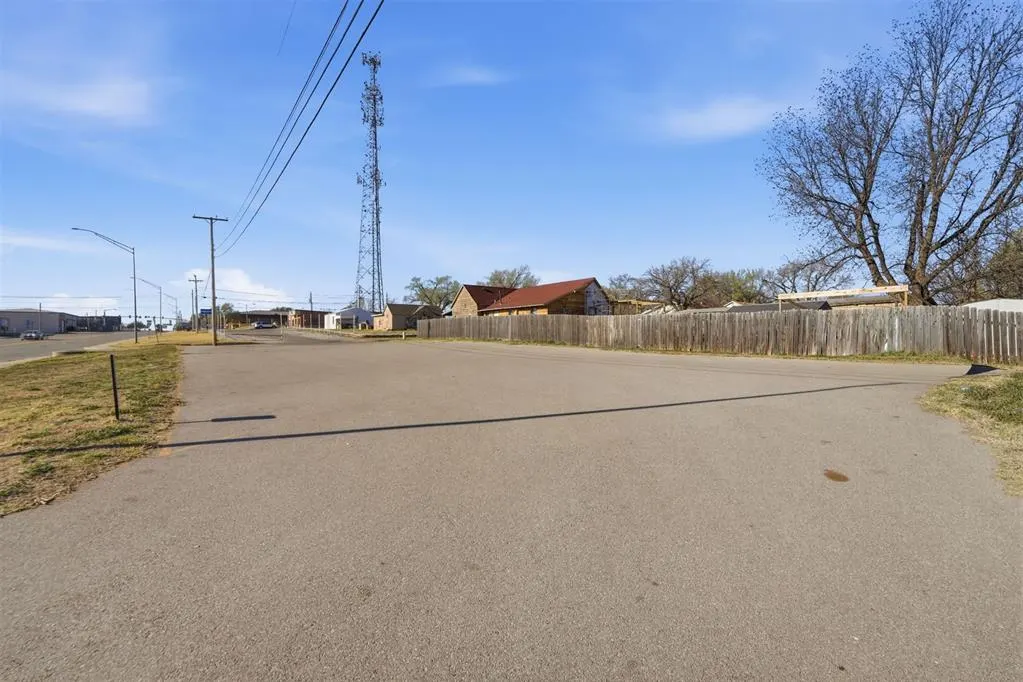 Photo 13 — 416 N 4th Street, Clinton, OK 73601