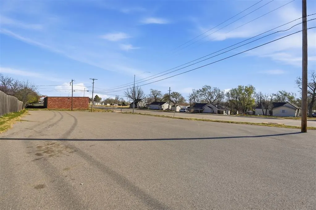 Photo 14 — 416 N 4th Street, Clinton, OK 73601