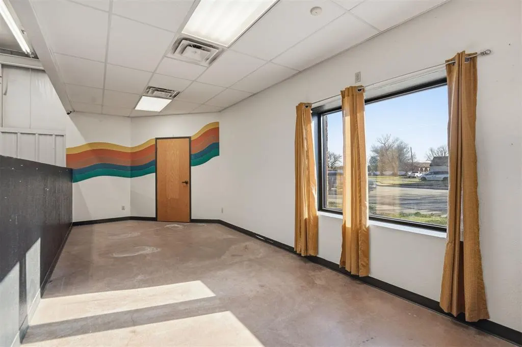 Photo 37 — 416 N 4th Street, Clinton, OK 73601