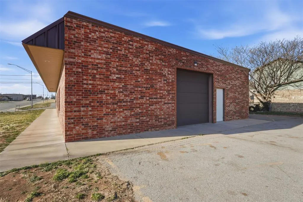 Photo 41 — 416 N 4th Street, Clinton, OK 73601