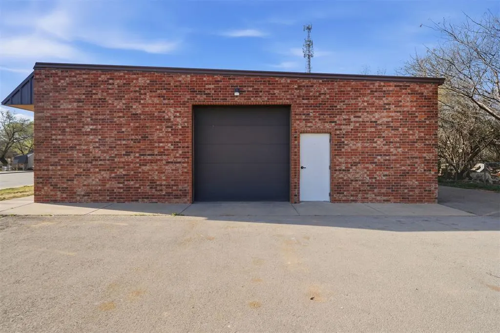 Photo 42 — 416 N 4th Street, Clinton, OK 73601