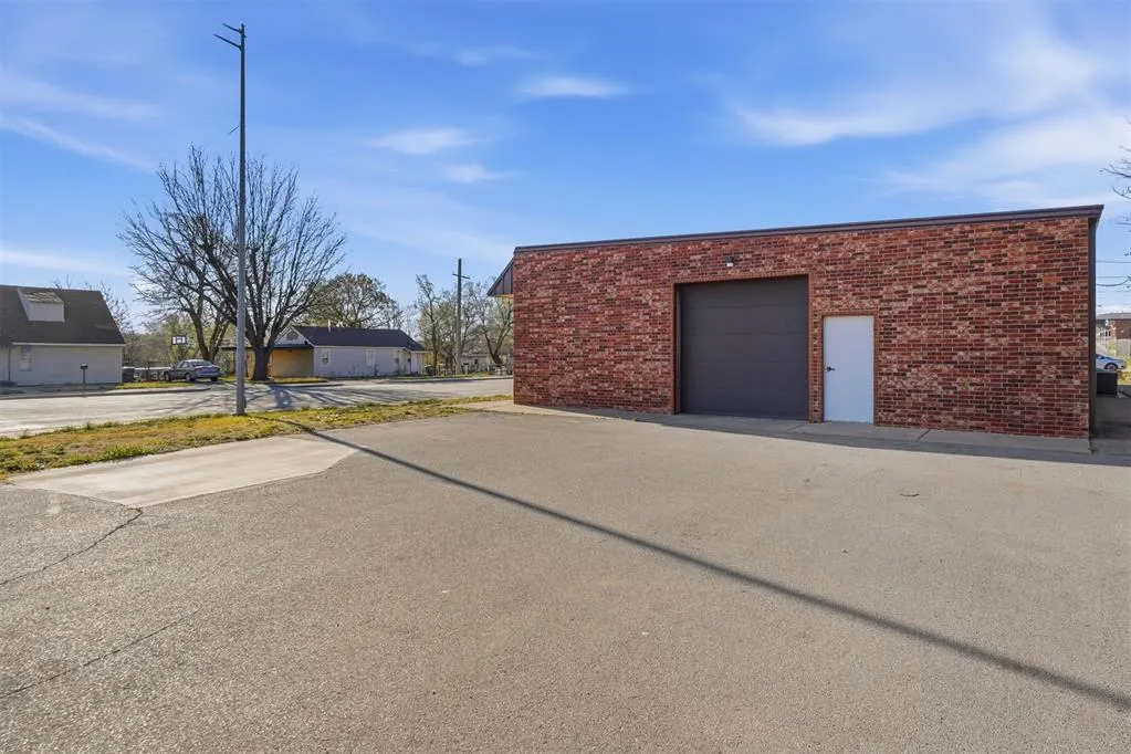 Photo 43 — 416 N 4th Street, Clinton, OK 73601