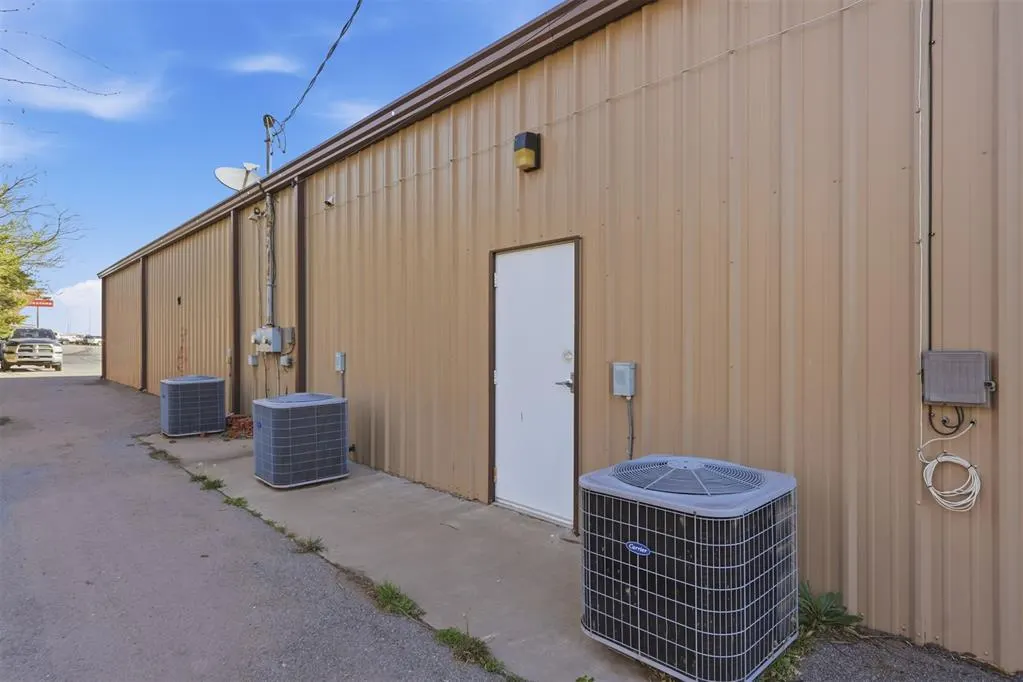 Photo 44 — 416 N 4th Street, Clinton, OK 73601