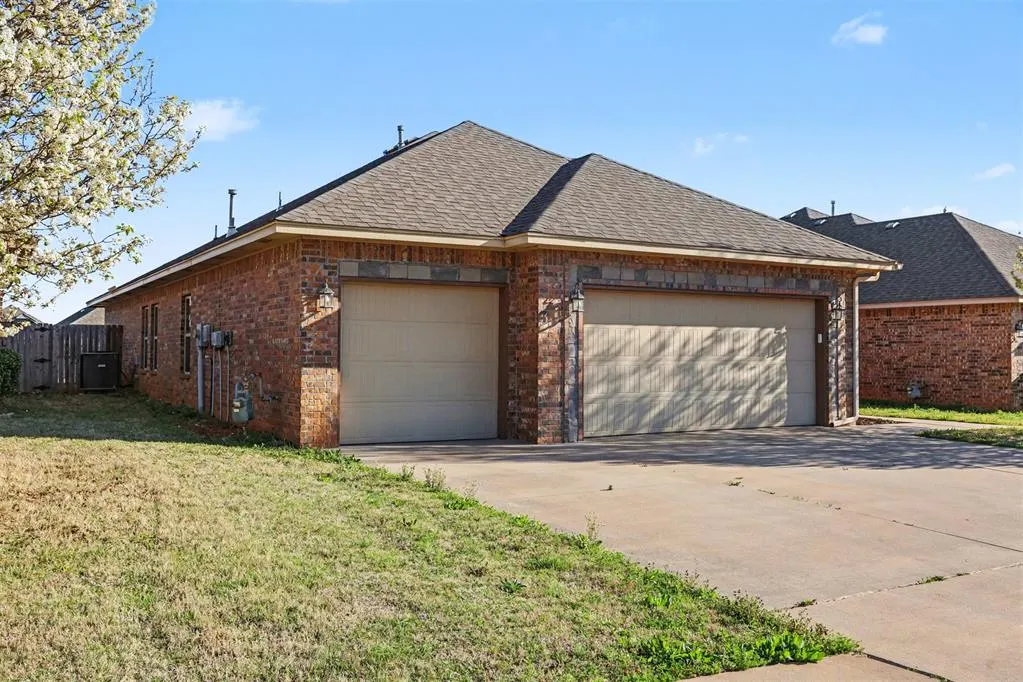 Photo 2 — 8021 NW 159th Street, Edmond, OK 73013