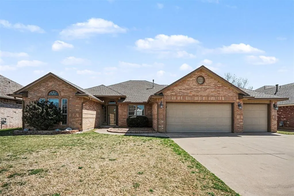 Front exterior — 2912 Danielle Terrace, Moore, OK 73160