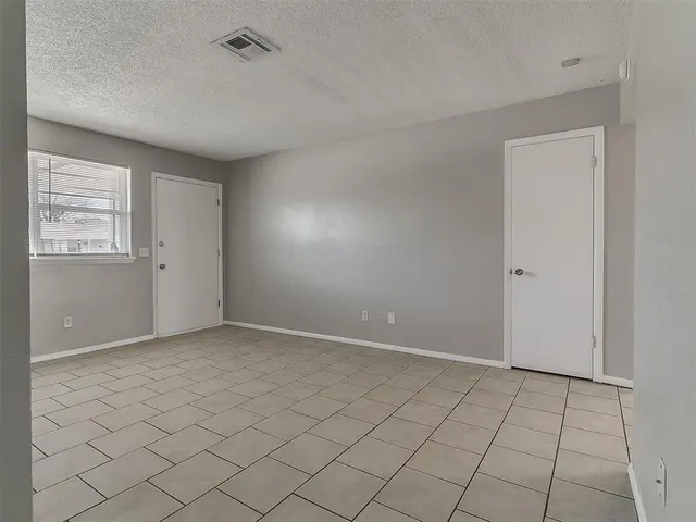 Photo 3 — 1035 NW 20th Street, Moore, OK 73160