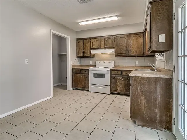Photo 6 — 1035 NW 20th Street, Moore, OK 73160