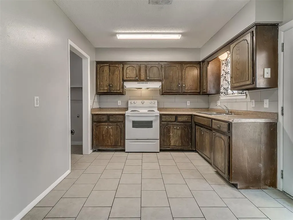 Photo 9 — 1035 NW 20th Street, Moore, OK 73160