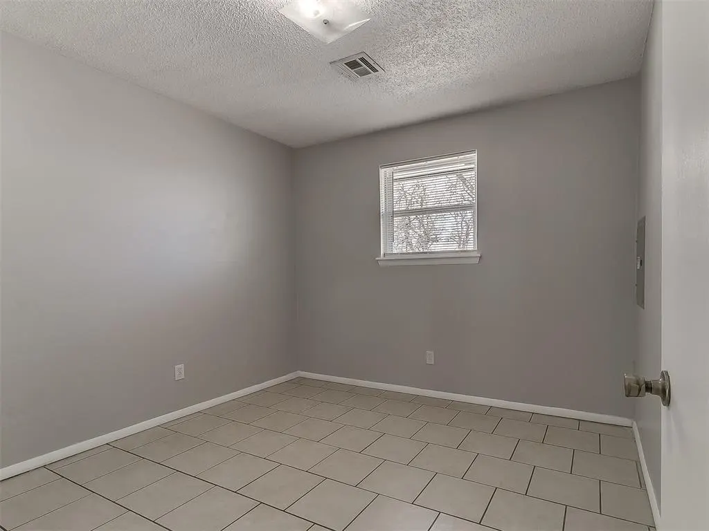 Photo 21 — 1035 NW 20th Street, Moore, OK 73160