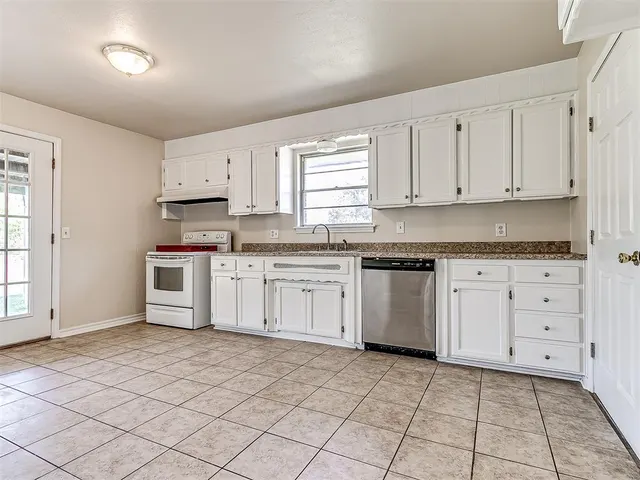Photo 5 — 6119 N Redmond Court, Warr Acres, OK 73122