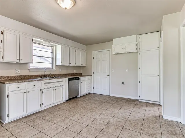 Photo 6 — 6119 N Redmond Court, Warr Acres, OK 73122