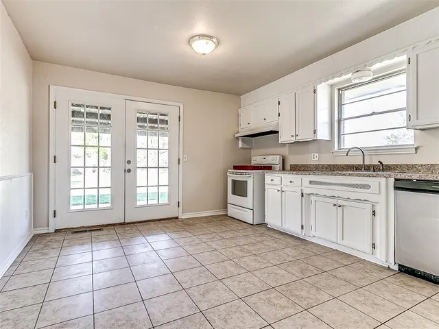 Photo 7 — 6119 N Redmond Court, Warr Acres, OK 73122