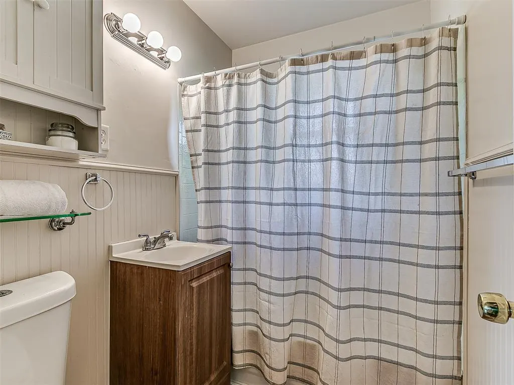 Photo 9 — 6119 N Redmond Court, Warr Acres, OK 73122