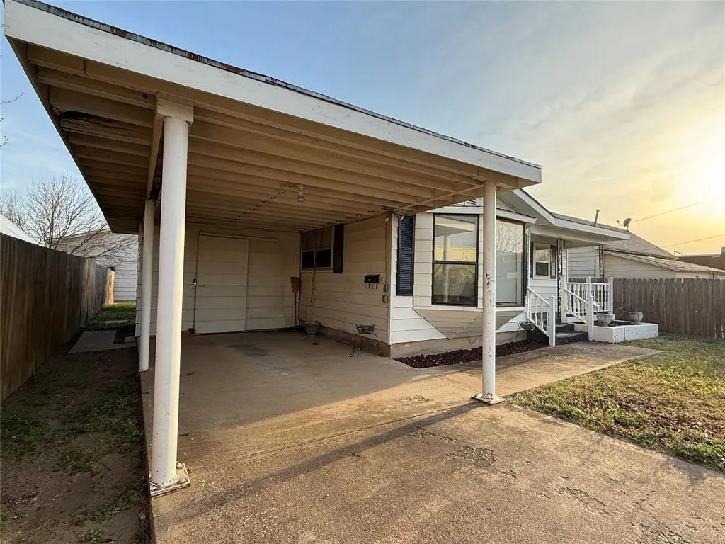 Photo 2 — 306 10th Street, Snyder, OK 73566