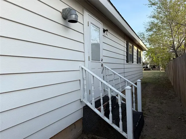 Photo 3 — 306 10th Street, Snyder, OK 73566