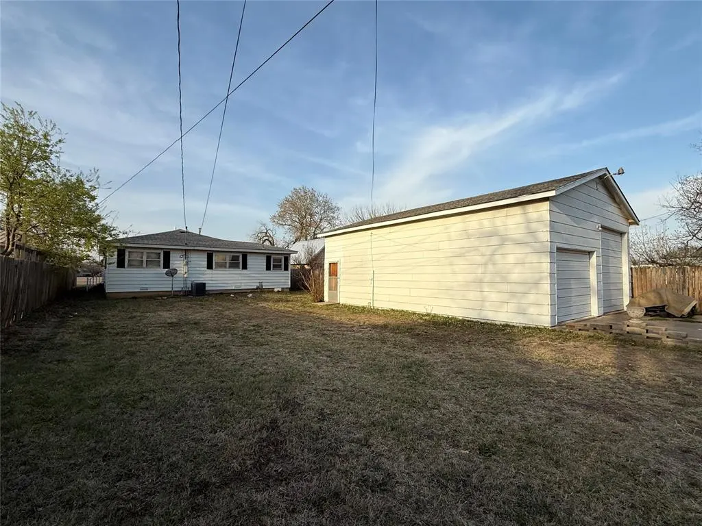 Photo 4 — 306 10th Street, Snyder, OK 73566