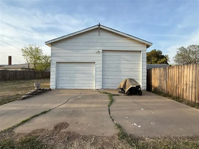 Photo 6 — 306 10th Street, Snyder, OK 73566