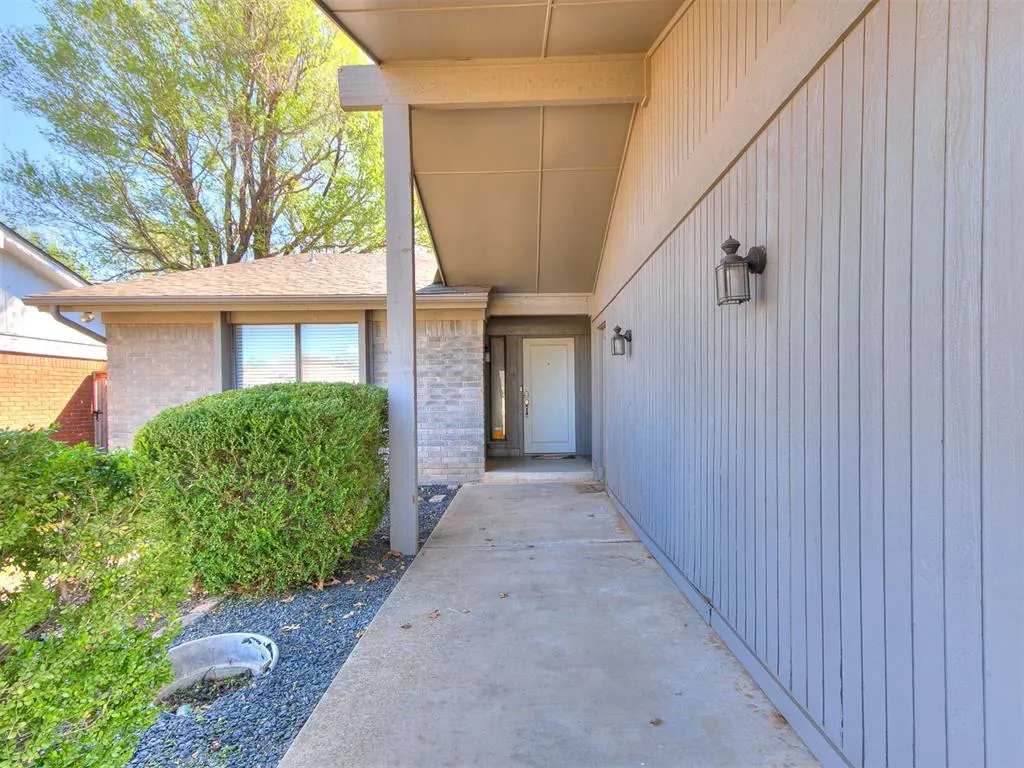 Photo 3 — 12424 Clarence Court, Oklahoma City, OK 73142