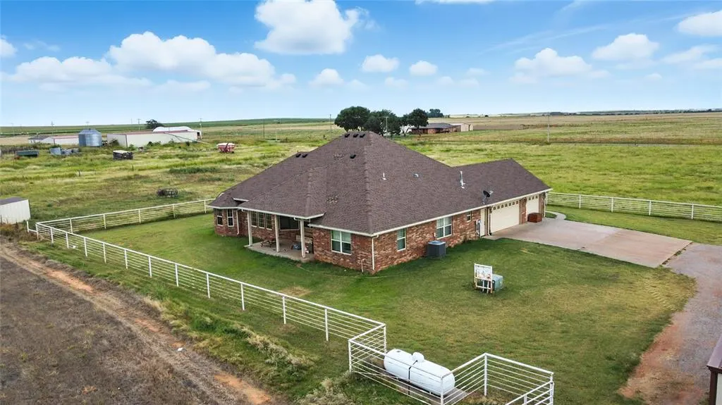 Photo 3 — 21321 E 1290 Road, Sentinel, OK 73664