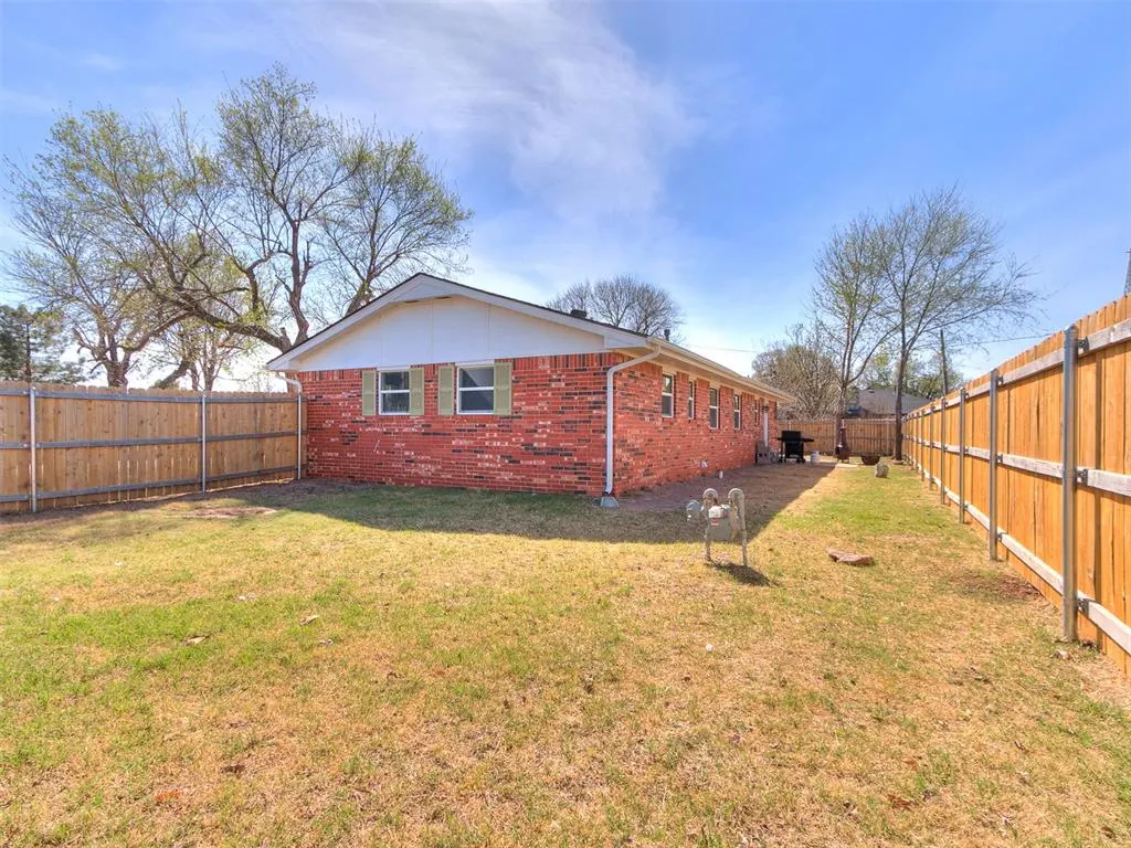 Photo 21 — 121 W Fourth Street, Union City, OK 73090