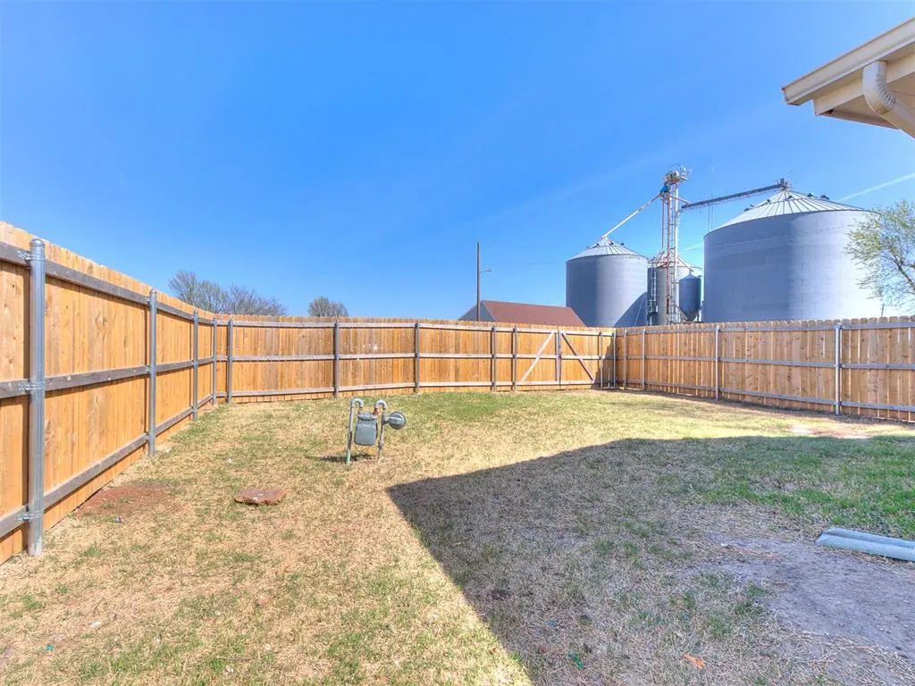 Photo 22 — 121 W Fourth Street, Union City, OK 73090