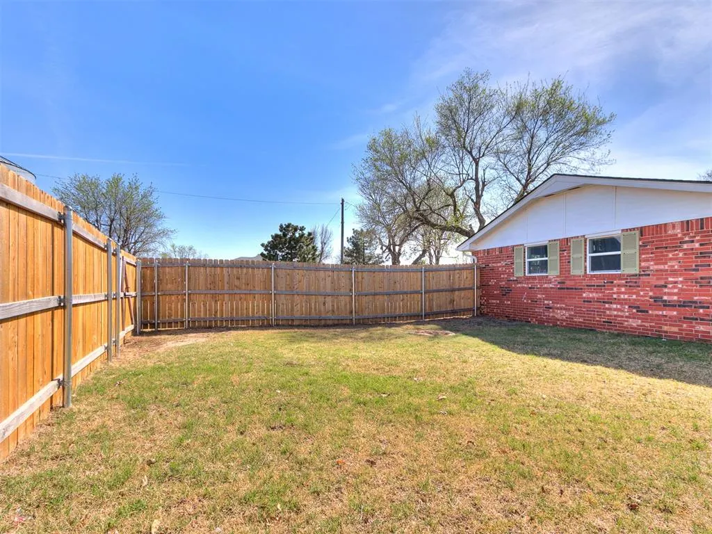 Photo 23 — 121 W Fourth Street, Union City, OK 73090