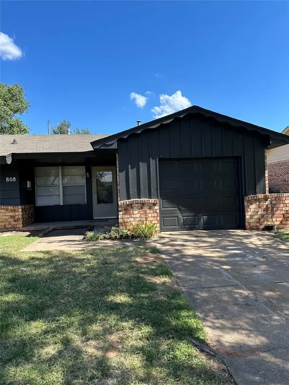 Photo 2 — 808 Hedge Drive, Midwest City, OK 73110
