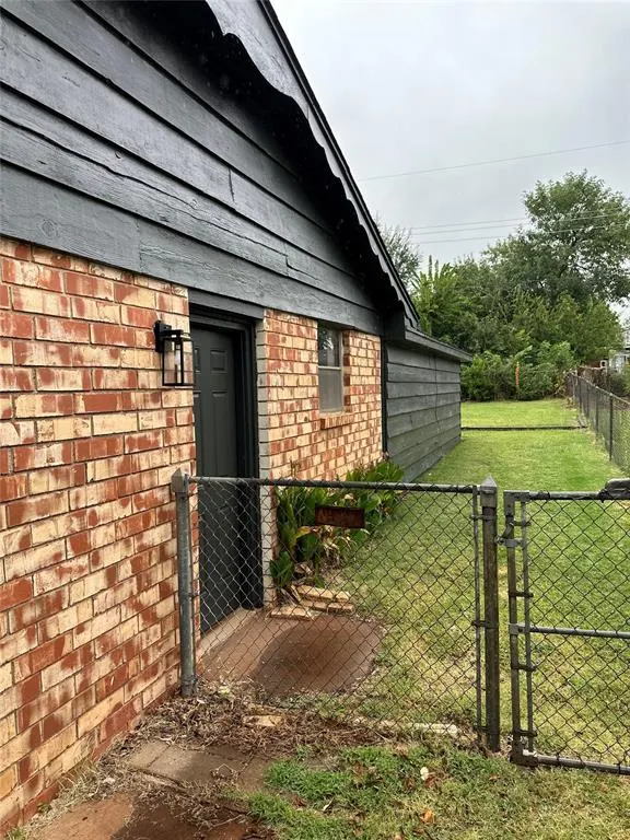 Photo 16 — 808 Hedge Drive, Midwest City, OK 73110