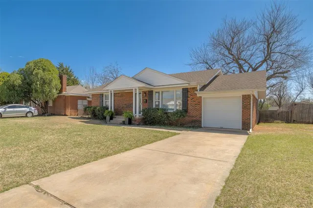 Photo 2 — 2804 Lancaster Lane, Oklahoma City, OK 73116