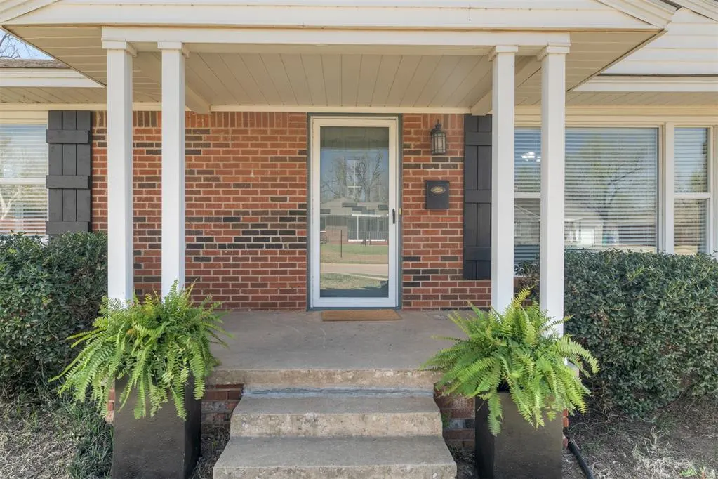 Photo 3 — 2804 Lancaster Lane, Oklahoma City, OK 73116