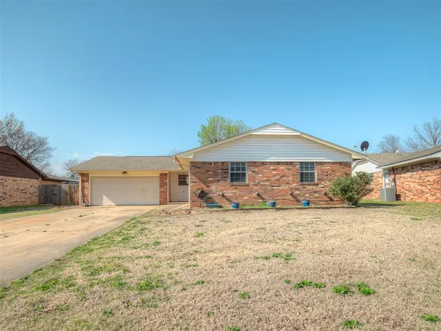 Front exterior — 7 Kiowa, Shawnee, OK 74801