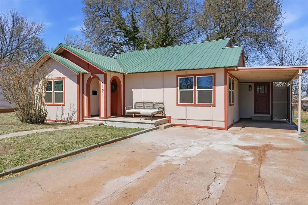Photo 2 — 1107 W 2nd Street, Elk City, OK 73644