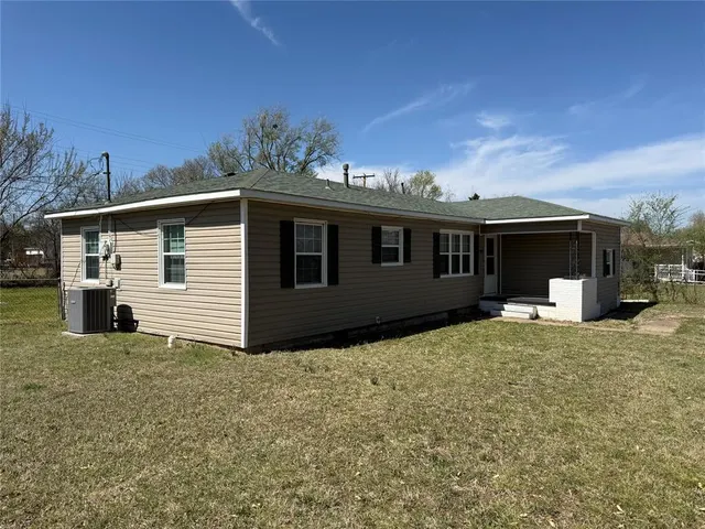 Photo 3 — 506 N Sharon Street, Tecumseh, OK 74873