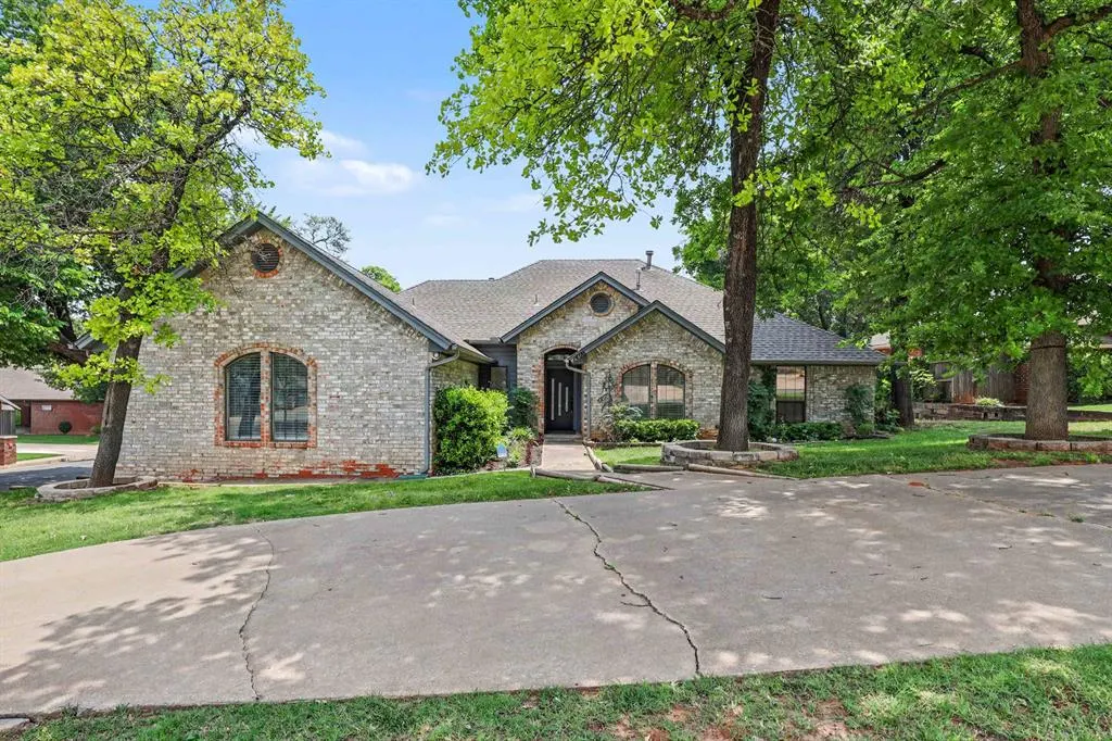 Front exterior — 1400 Sandhurst Circle, Edmond, OK 73034