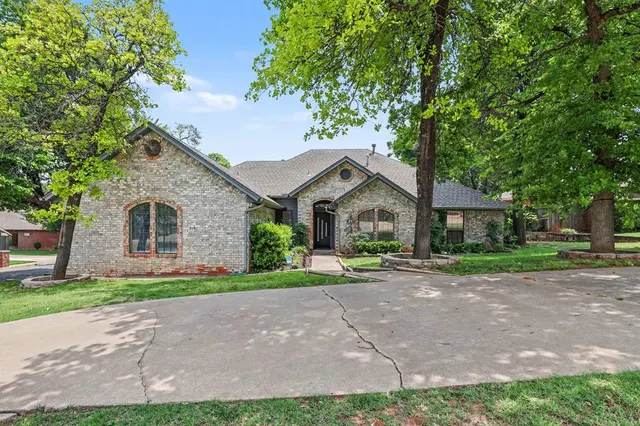 Front exterior — 1400 Sandhurst Circle, Edmond, OK 73034