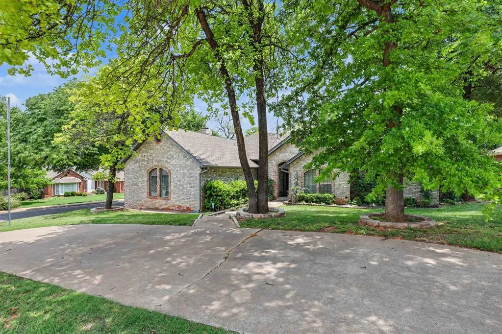 Photo 2 — 1400 Sandhurst Circle, Edmond, OK 73034