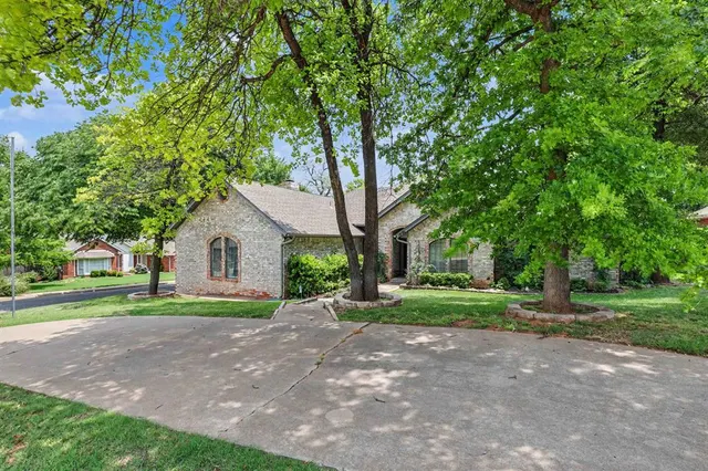Photo 2 — 1400 Sandhurst Circle, Edmond, OK 73034