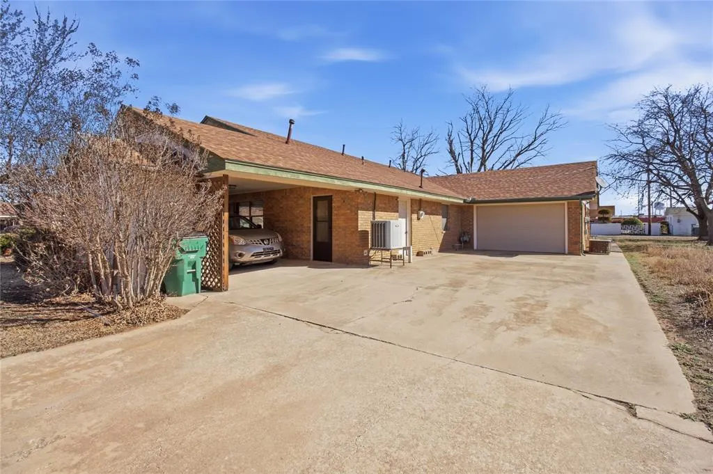 Photo 8 — 324 W 4th Street, Hobart, OK 73651
