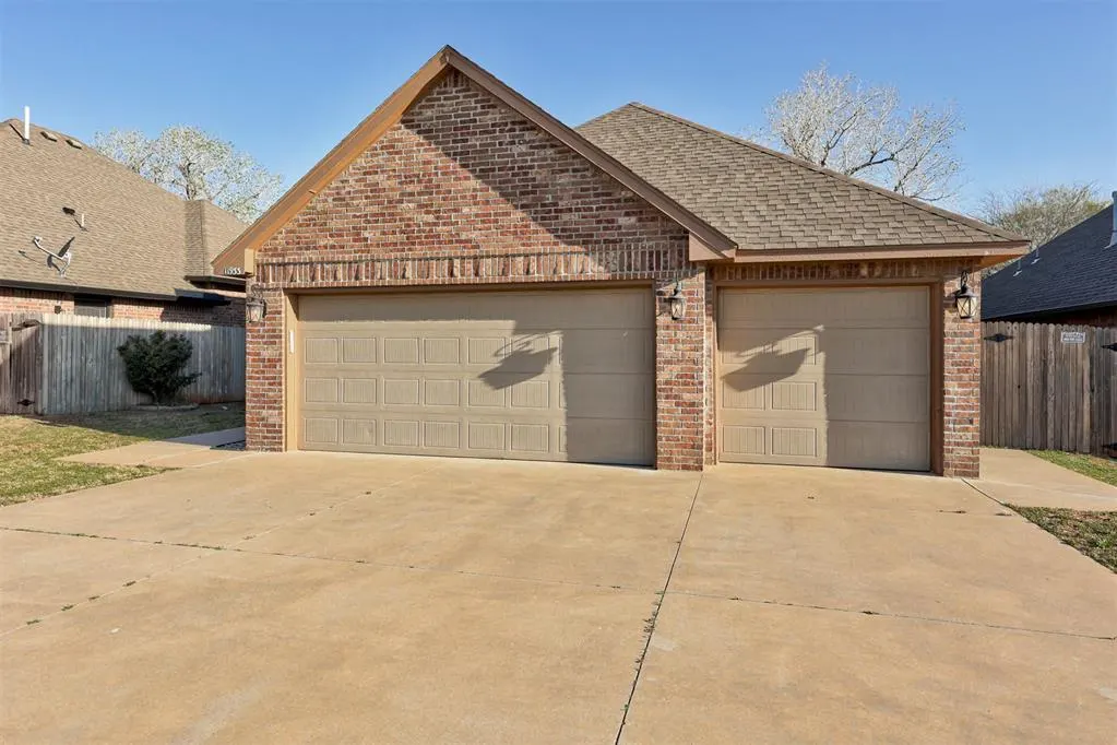 Photo 2 — 11933 SW 17th Street, Yukon, OK 73099