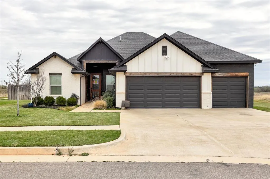 Front exterior — 4600 Mustang Park Boulevard, Mustang, OK 73064
