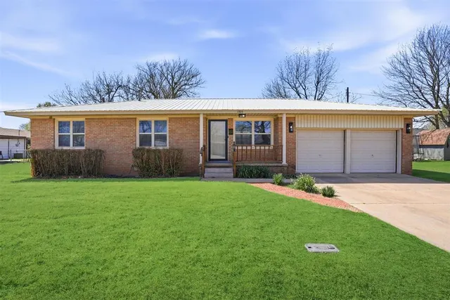 Front exterior — 1905 N Oregon Street, Mangum, OK 73554