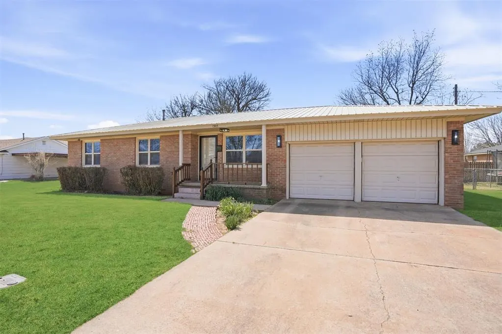 Photo 3 — 1905 N Oregon Street, Mangum, OK 73554