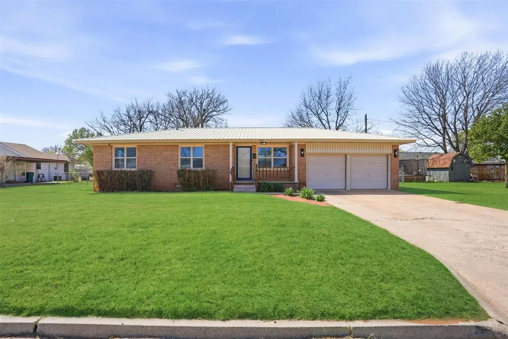 Photo 5 — 1905 N Oregon Street, Mangum, OK 73554