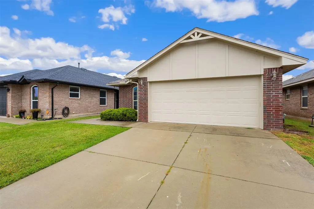 Photo 2 — 12709 Heritage Oaks Drive, Oklahoma City, OK 73120
